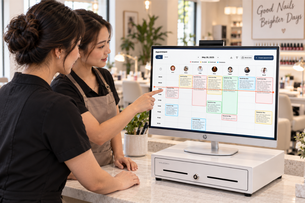 Lễ tân và thợ nail cùng kiểm tra lịch hẹn trên màn hình POS Senverse